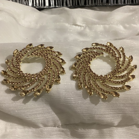 🥂Gold Tone Champagne Colored Crystal Spiral Fan Firework Earrings - Picture 12 of 13